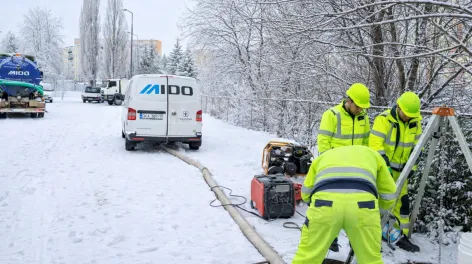 Olsztyn zimą nie zwalnia. Awaryjna renowacja kanalizacji sanitarnej na terenie szkoły gastronomicznej